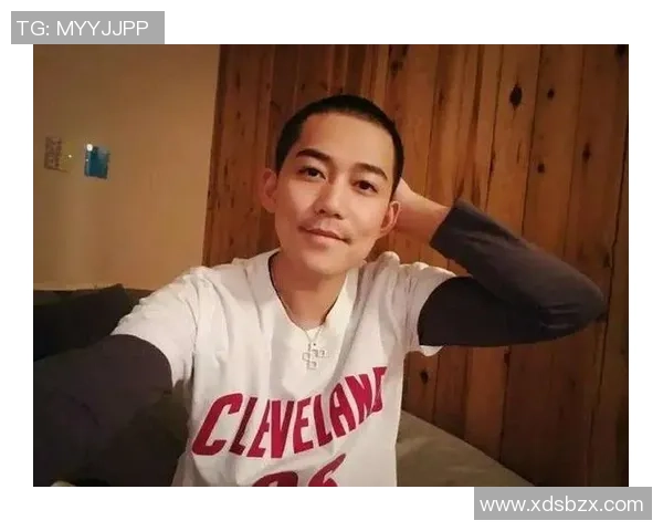 苏醒与足球明星亲密合影展现运动与音乐的完美结合 苏醒与足球明星亲密合影展现运动与音乐的完美结合